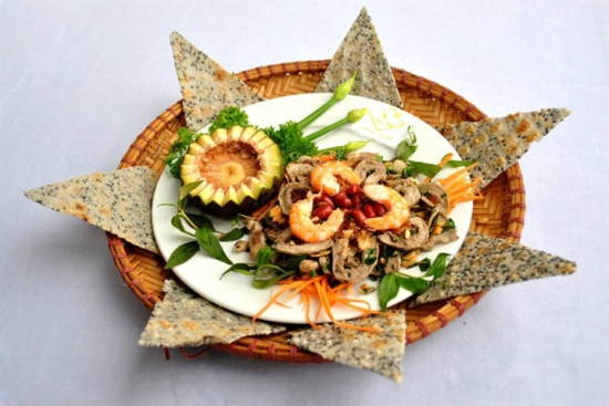 "Vả trộn" A Taste of the Ancient Capital's Flavors to Remember Forever